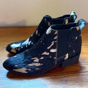 Kaanas Black and Tan Ankle Boots Sleek Design